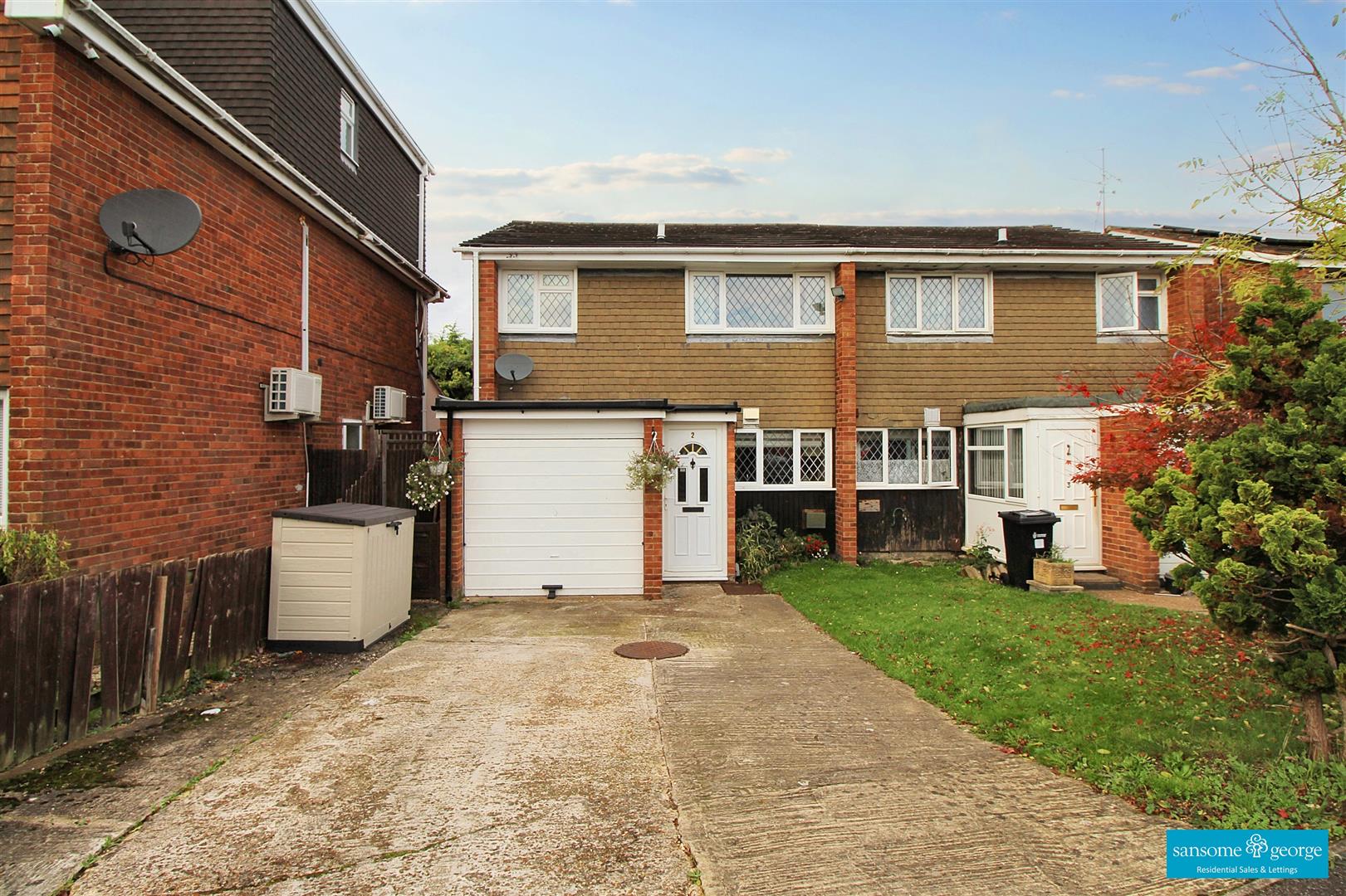 3 bed property in Devitt Close, Reading